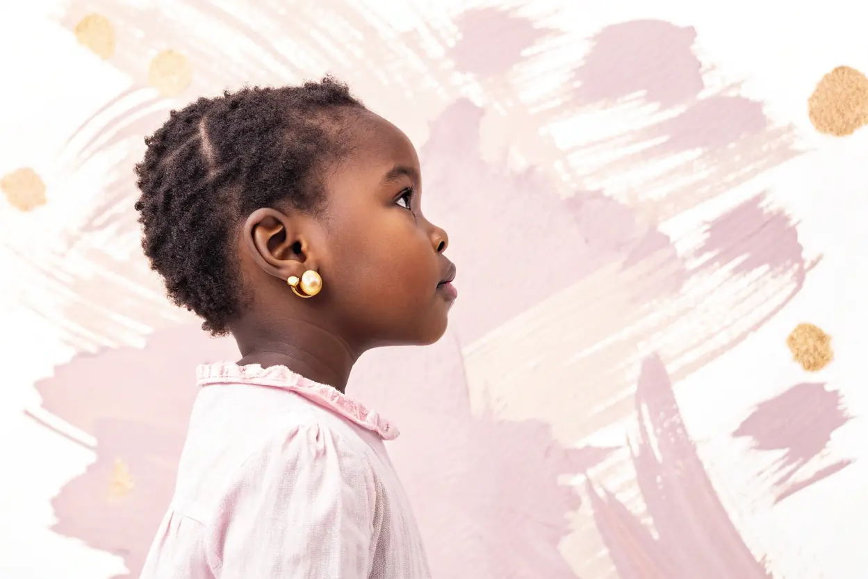 Boucles d’oreilles pour enfants : comment choisir des modèles sûrs et adaptés